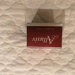 Allusive eye cream